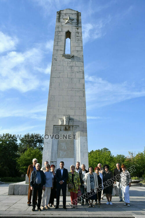 15 социалисти почетоха 9 септември в Хасково