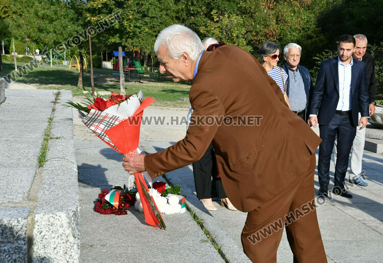 15 социалисти почетоха 9 септември в Хасково