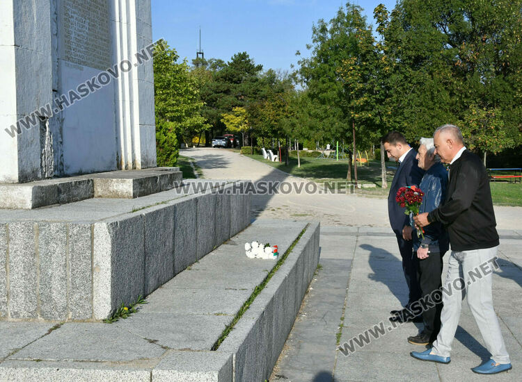 15 социалисти почетоха 9 септември в Хасково