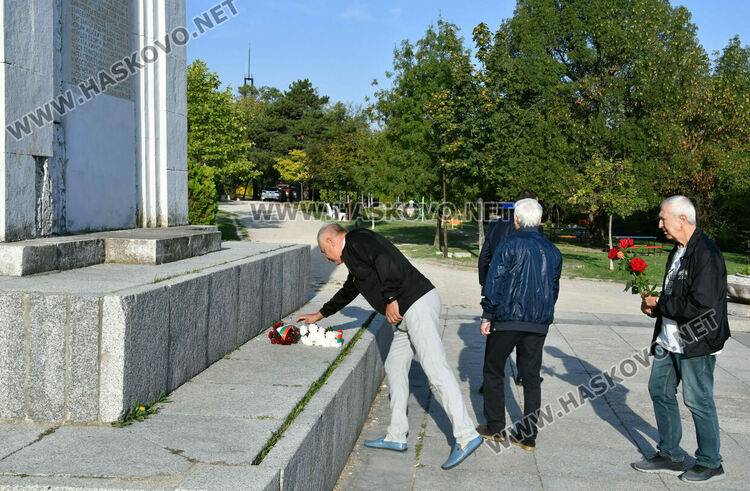 15 социалисти почетоха 9 септември в Хасково