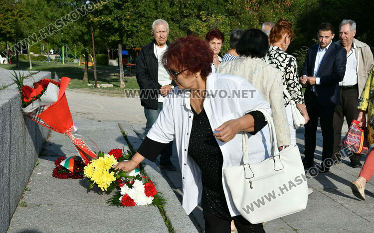 15 социалисти почетоха 9 септември в Хасково