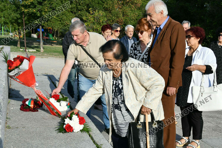 15 социалисти почетоха 9 септември в Хасково