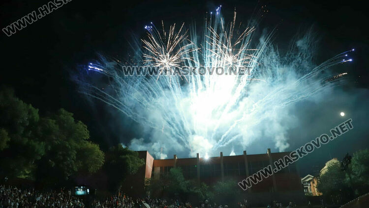 Графа, Нора Караиванова и заря в Деня на Хасково