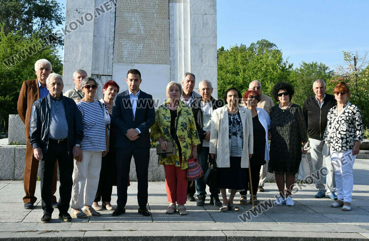 15 социалисти почетоха 9 септември в Хасково