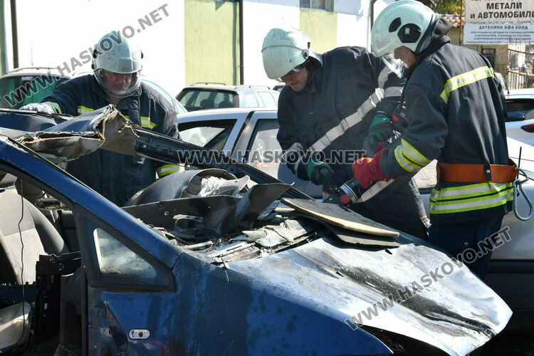 Хасковски пожарникари оказват помощ при 100-150 тежки катастрофи годишно 