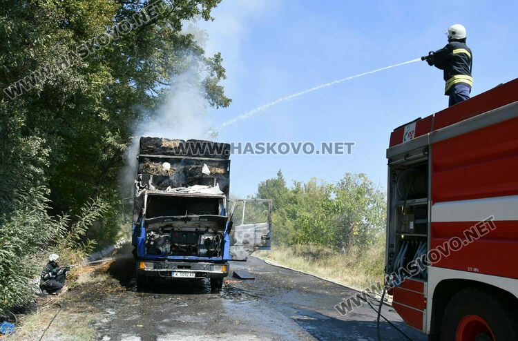 Горящ камион със слама затвори стария път от Хасково към Кърджали