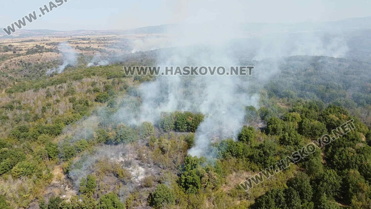 Продължава гасенето на пожара в Сакар, обхванал 13 000 дка