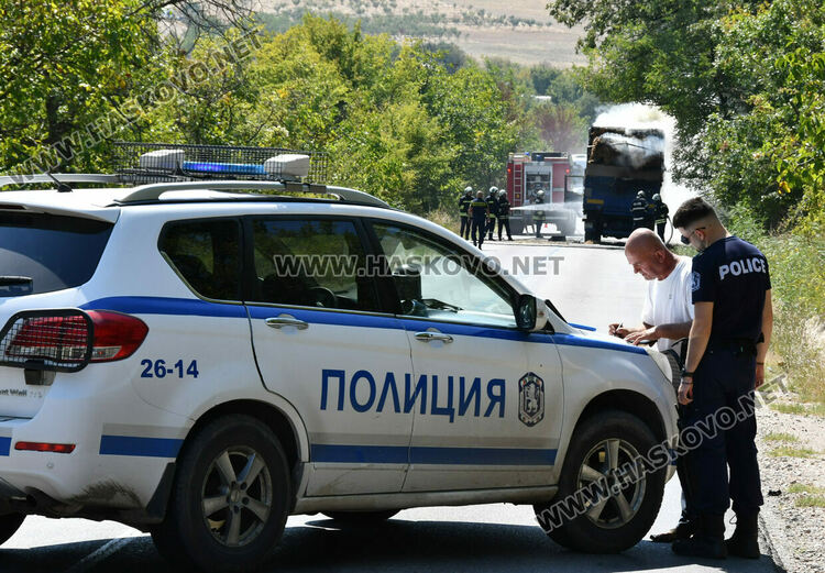 Горящ камион със слама затвори стария път от Хасково към Кърджали