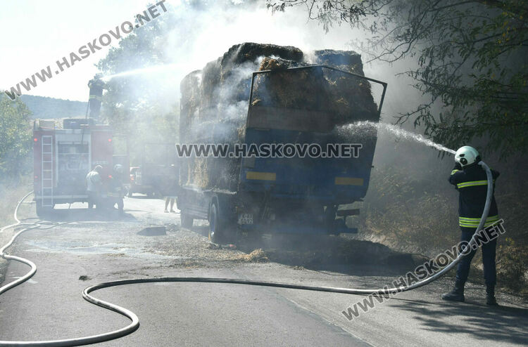 Горящ камион със слама затвори стария път от Хасково към Кърджали