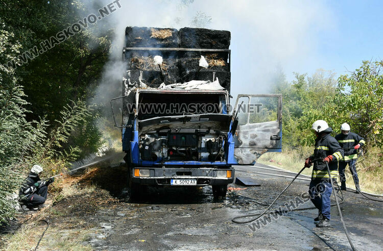 Горящ камион със слама затвори стария път от Хасково към Кърджали