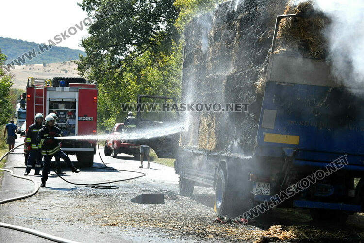 Горящ камион със слама затвори стария път от Хасково към Кърджали