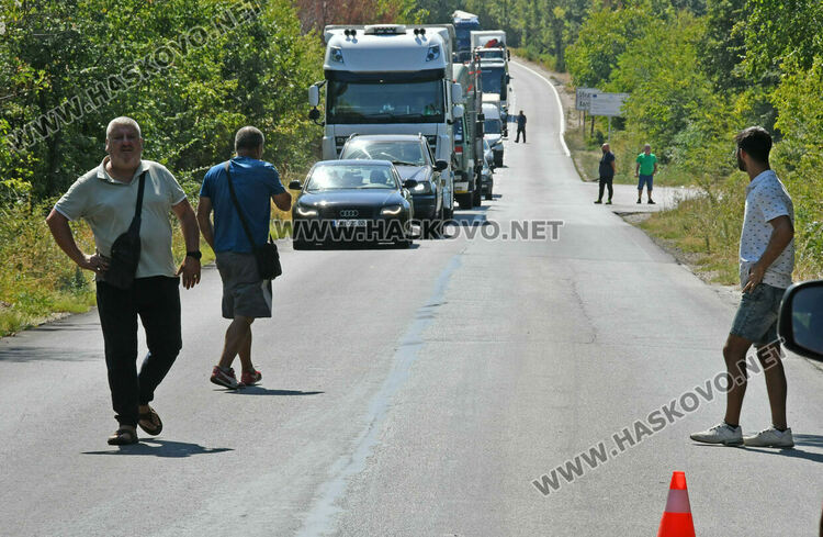 Горящ камион със слама затвори стария път от Хасково към Кърджали