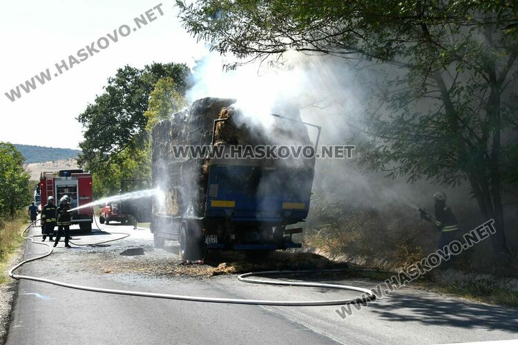 Горящ камион със слама затвори стария път от Хасково към Кърджали