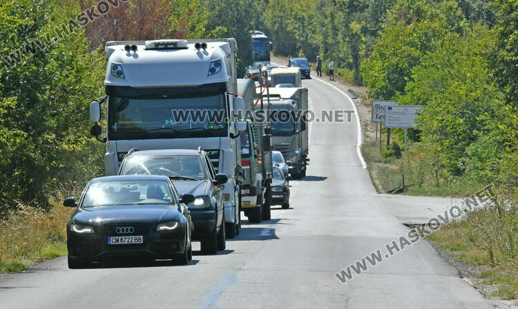 Горящ камион със слама затвори стария път от Хасково към Кърджали