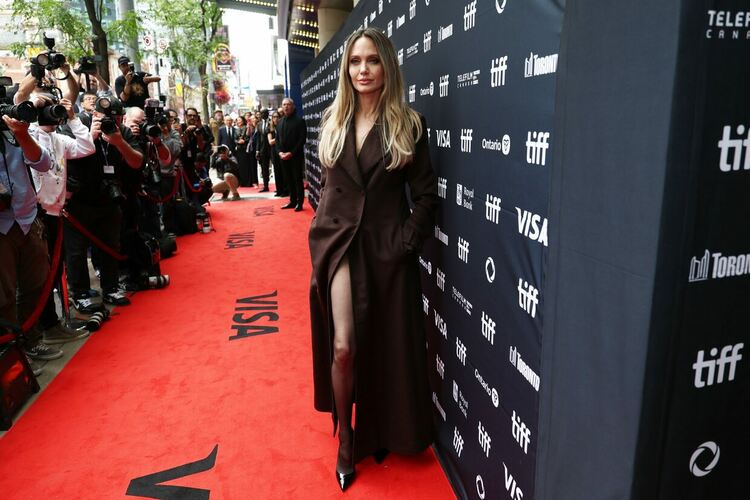 Анджелина Джоли превзе червения килим в Торонто с дръзка визия