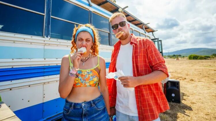 Актьорите Алена Вергова и Боян Тодоров с дуетна песен