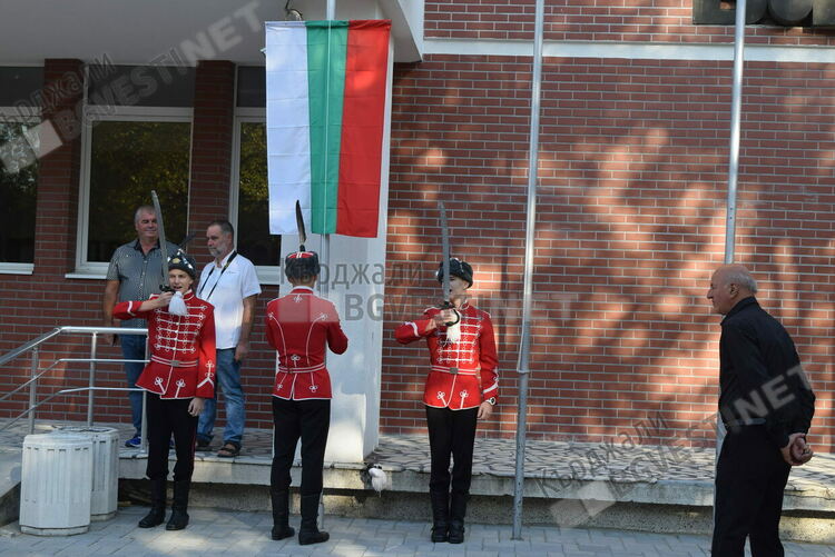 С издигане на националния трибагреник ще започне учебната година в Кърджали,”Славейков” обраха първокласниците