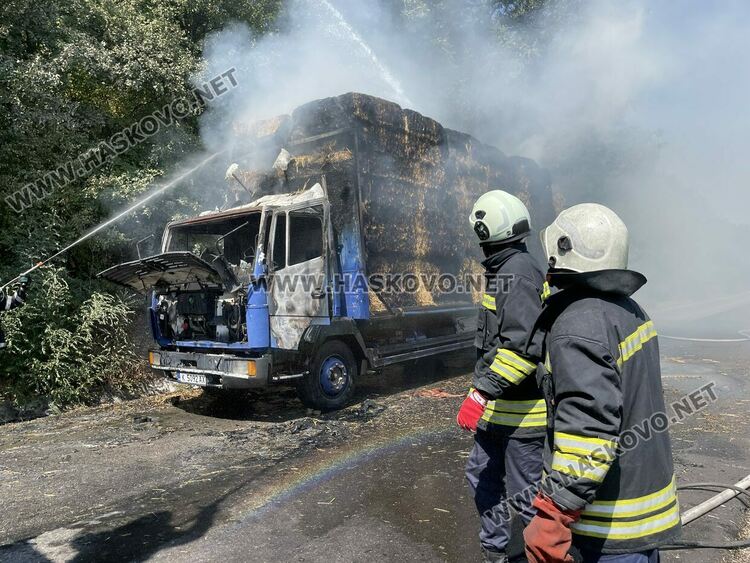 Горящ камион със слама затвори стария път от Хасково към Кърджали