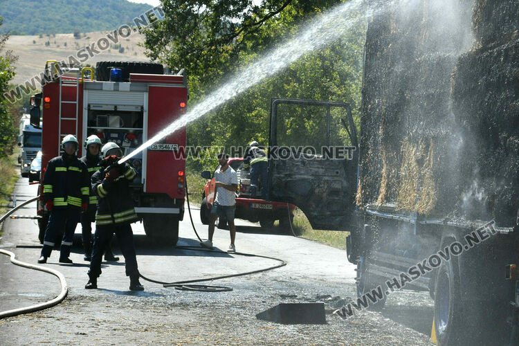 Горящ камион със слама затвори стария път от Хасково към Кърджали