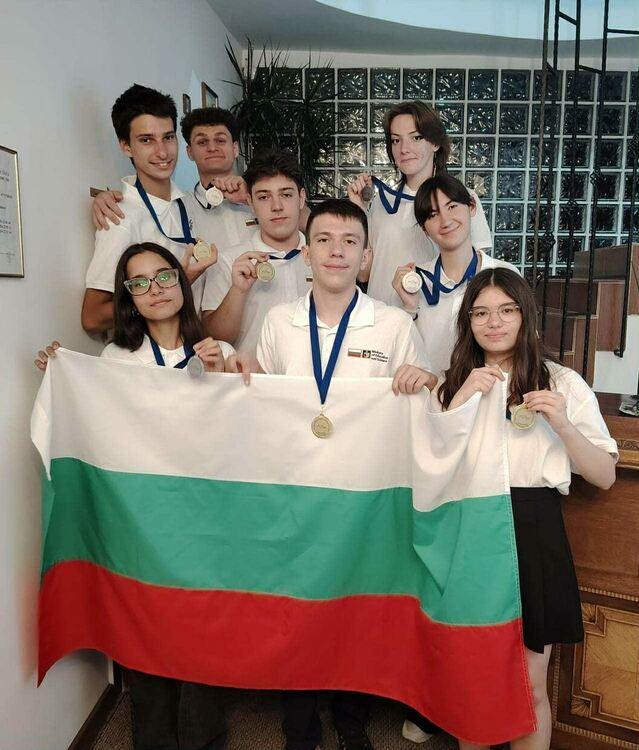 Двама гимназисти от Кърджали с медали от Международната олимпиада по английски език