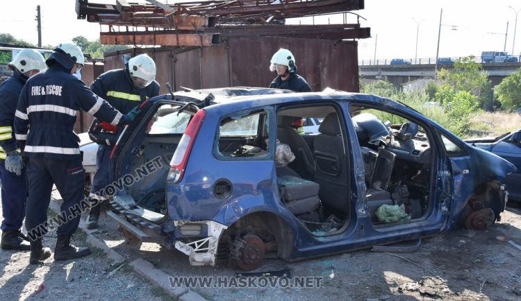 Хасковски пожарникари оказват помощ при 100-150 тежки катастрофи годишно 