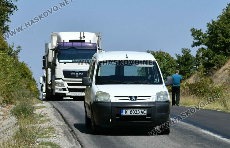 Горящ камион със слама затвори стария път от Хасково към Кърджали
