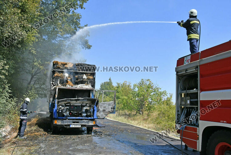 Горящ камион със слама затвори стария път от Хасково към Кърджали