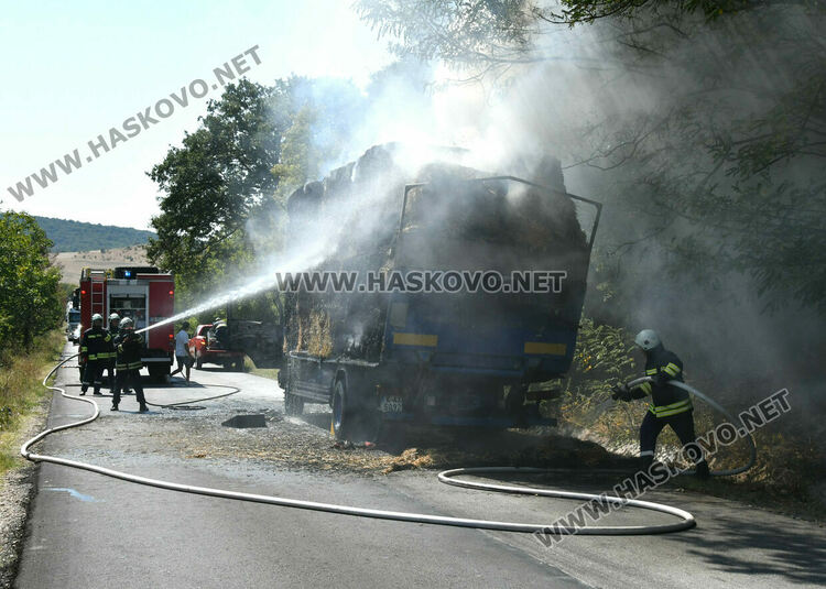 Горящ камион със слама затвори стария път от Хасково към Кърджали