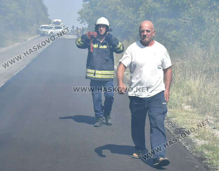 Горящ камион със слама затвори стария път от Хасково към Кърджали