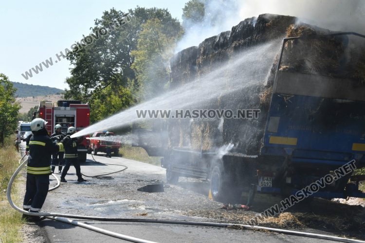 Горящ камион със слама затвори стария път от Хасково към Кърджали
