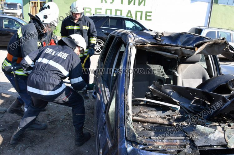 Хасковски пожарникари оказват помощ при 100-150 тежки катастрофи годишно
