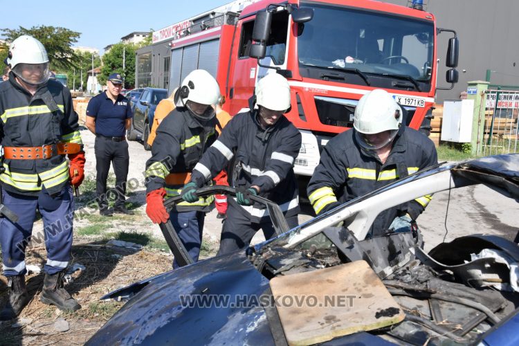 Хасковски пожарникари оказват помощ при 100-150 тежки катастрофи годишно 