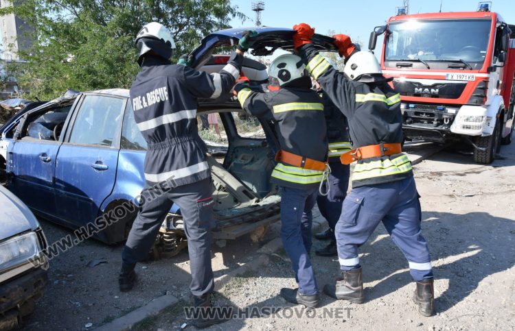 Хасковски пожарникари оказват помощ при 100-150 тежки катастрофи годишно