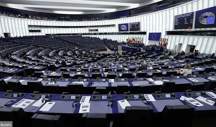 След трагедии и самоубийства: Франция налага строги правила за социалните мрежи