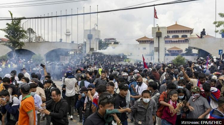 Катманду в пламъци: Премиерът изчезна, армията излиза