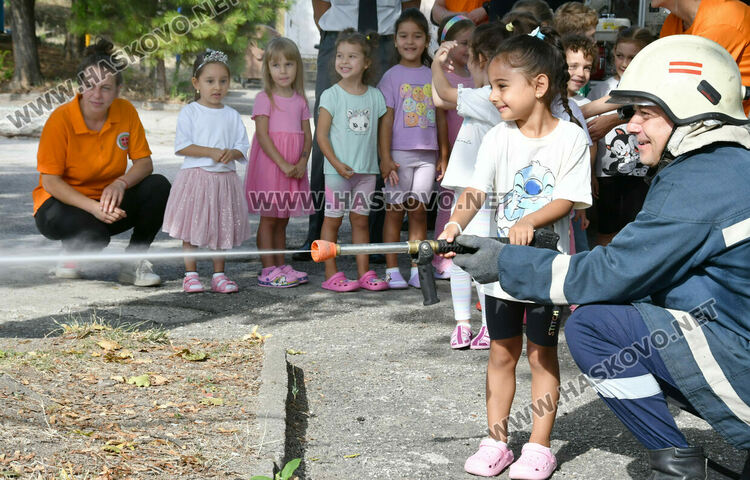 Пожарникари и доброволци с демонстративна евакуация на деца в ДГ „Пинокио“ в Хасково
