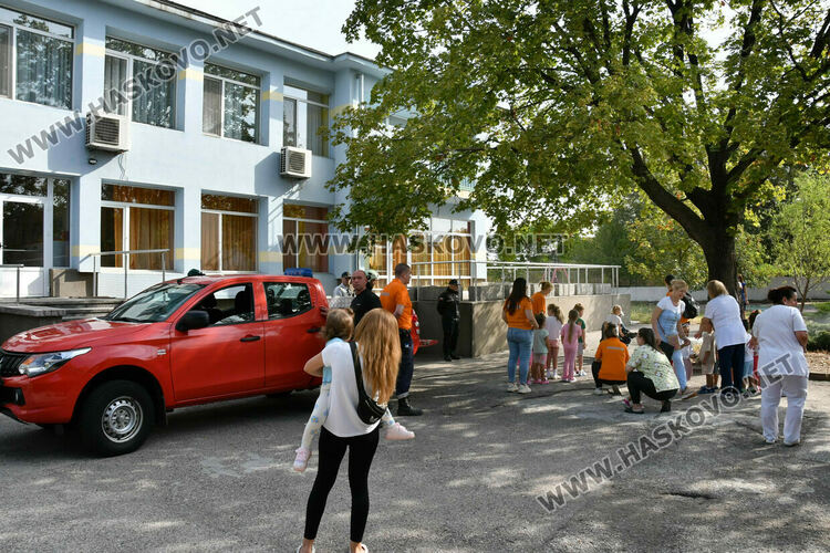 Пожарникари и доброволци с демонстративна евакуация на деца в ДГ „Пинокио“ в Хасково