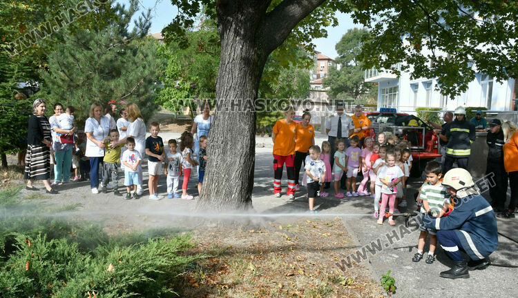 Пожарникари и доброволци с демонстративна евакуация на деца в ДГ „Пинокио“ в Хасково