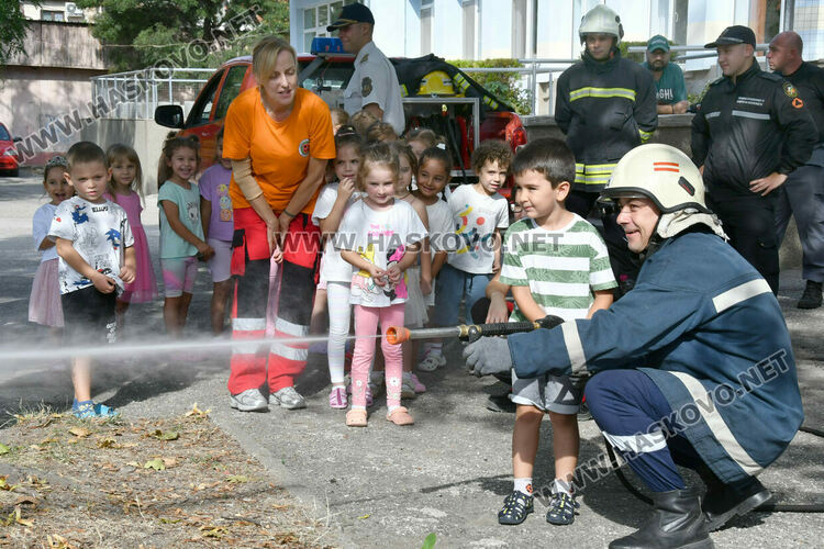 Пожарникари и доброволци с демонстративна евакуация на деца в ДГ „Пинокио“ в Хасково