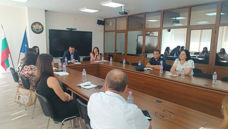 Областен координационен център набеляза мерки за приобщаване на деца останали извън класните стаи