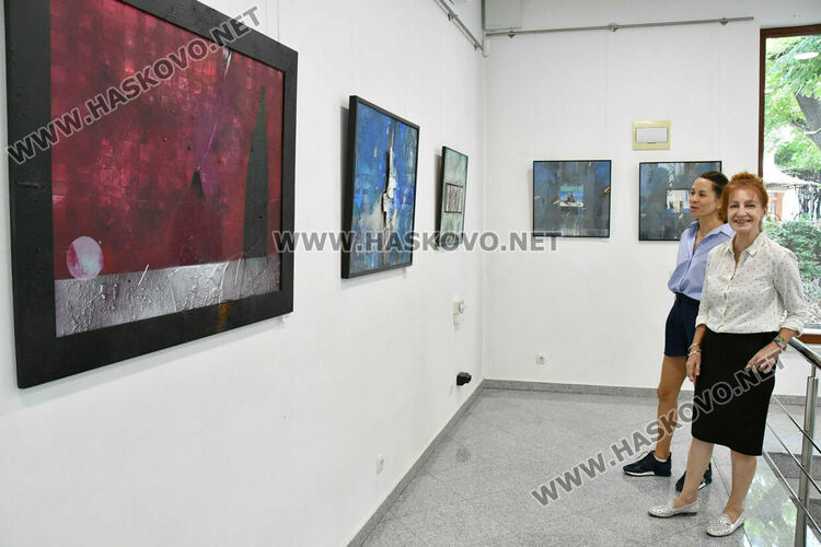 Васил Тенев представя 30 абстрактни творби в „Настроения“