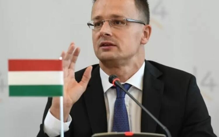 Петер Сиярто