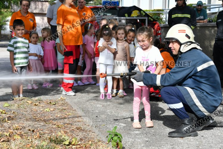 Пожарникари и доброволци с демонстративна евакуация на деца в ДГ „Пинокио“ в Хасково