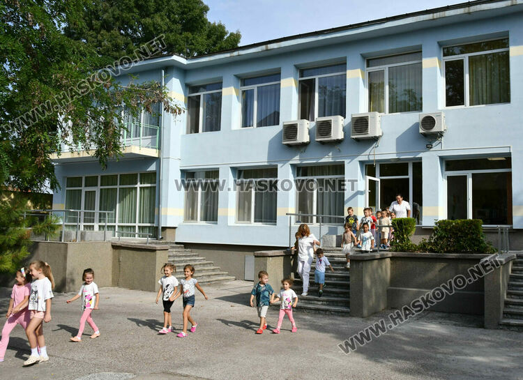 Пожарникари и доброволци с демонстративна евакуация на деца в ДГ „Пинокио“ в Хасково