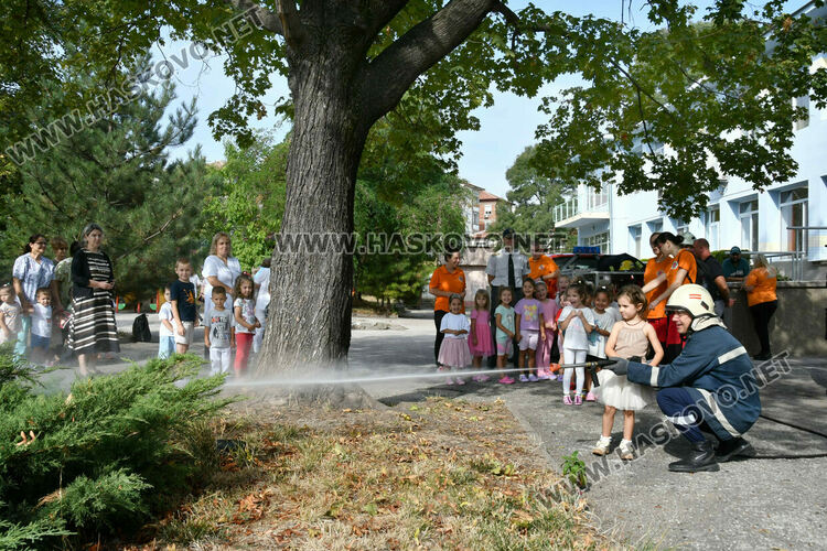 Пожарникари и доброволци с демонстративна евакуация на деца в ДГ „Пинокио“ в Хасково