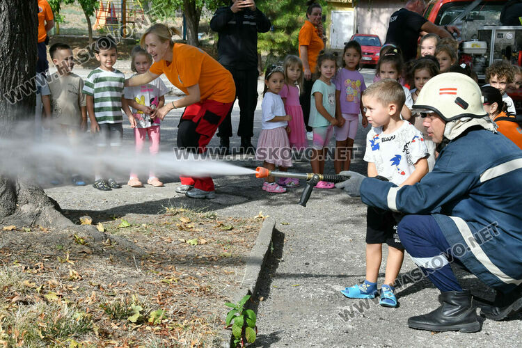 Пожарникари и доброволци с демонстративна евакуация на деца в ДГ „Пинокио“ в Хасково