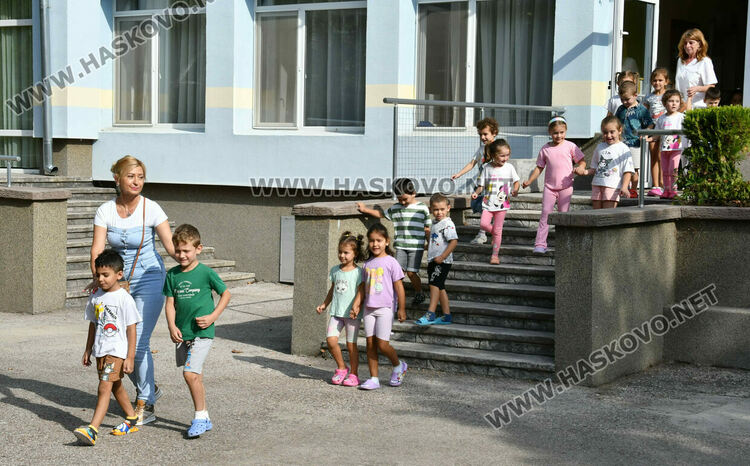Пожарникари и доброволци с демонстративна евакуация на деца в ДГ „Пинокио“ в Хасково