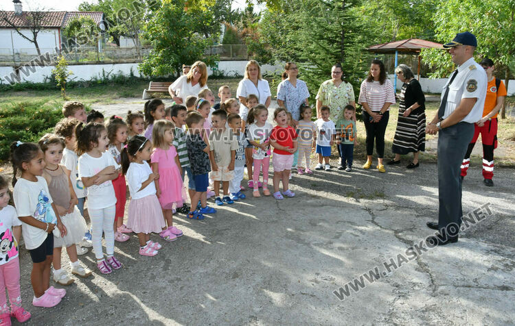 Пожарникари и доброволци с демонстративна евакуация на деца в ДГ „Пинокио“ в Хасково