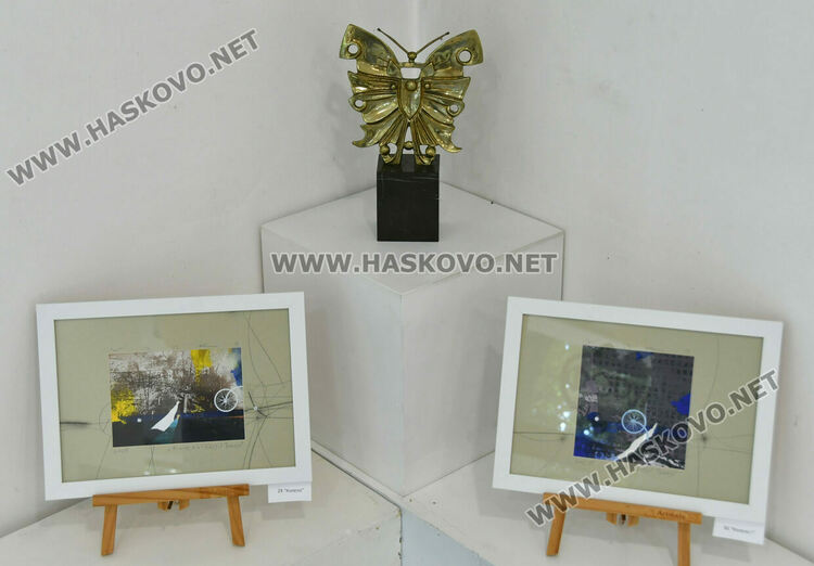 Васил Тенев представя 30 абстрактни творби в „Настроения“