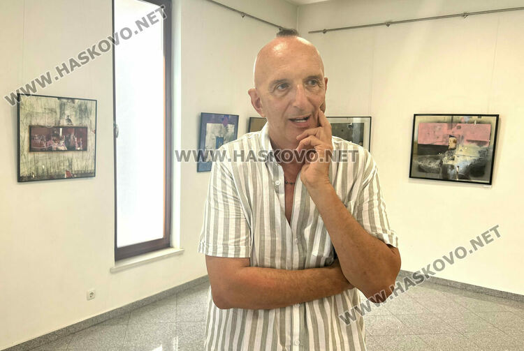 Васил Тенев представя 30 абстрактни творби в „Настроения“